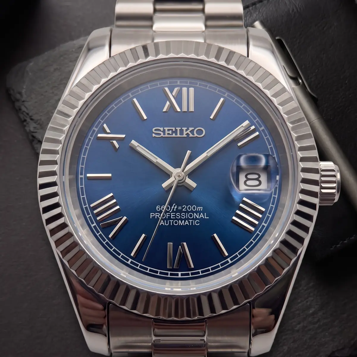 Seiko Mod Uhr CLASSIC MOD - DUNKELBLAU ROMANISCH – Flatlay auf Schiefer – MedoMods