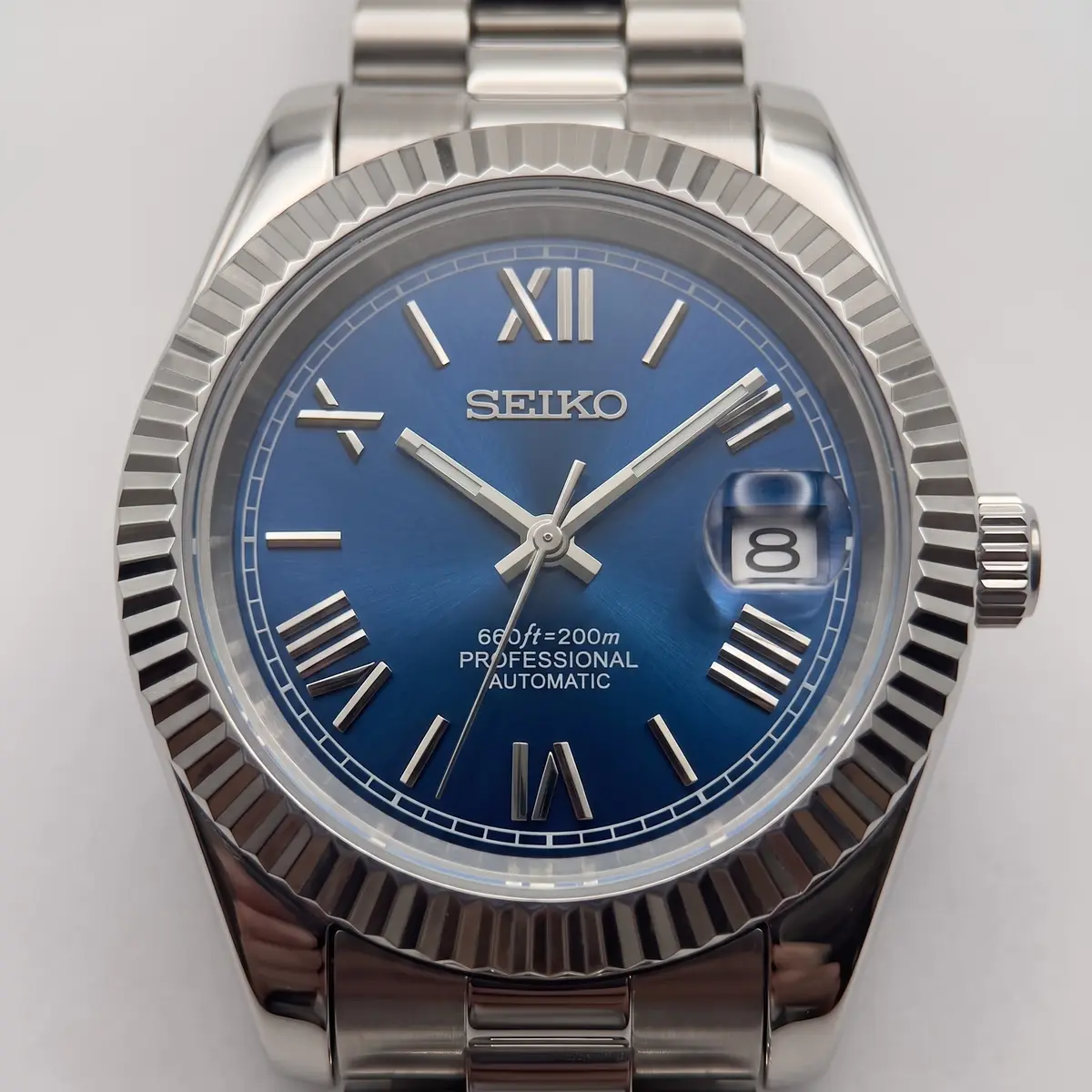 Seiko Mod Uhr CLASSIC MOD - DUNKELBLAU ROMANISCH – Zifferblatt Nahaufnahme – MedoMods