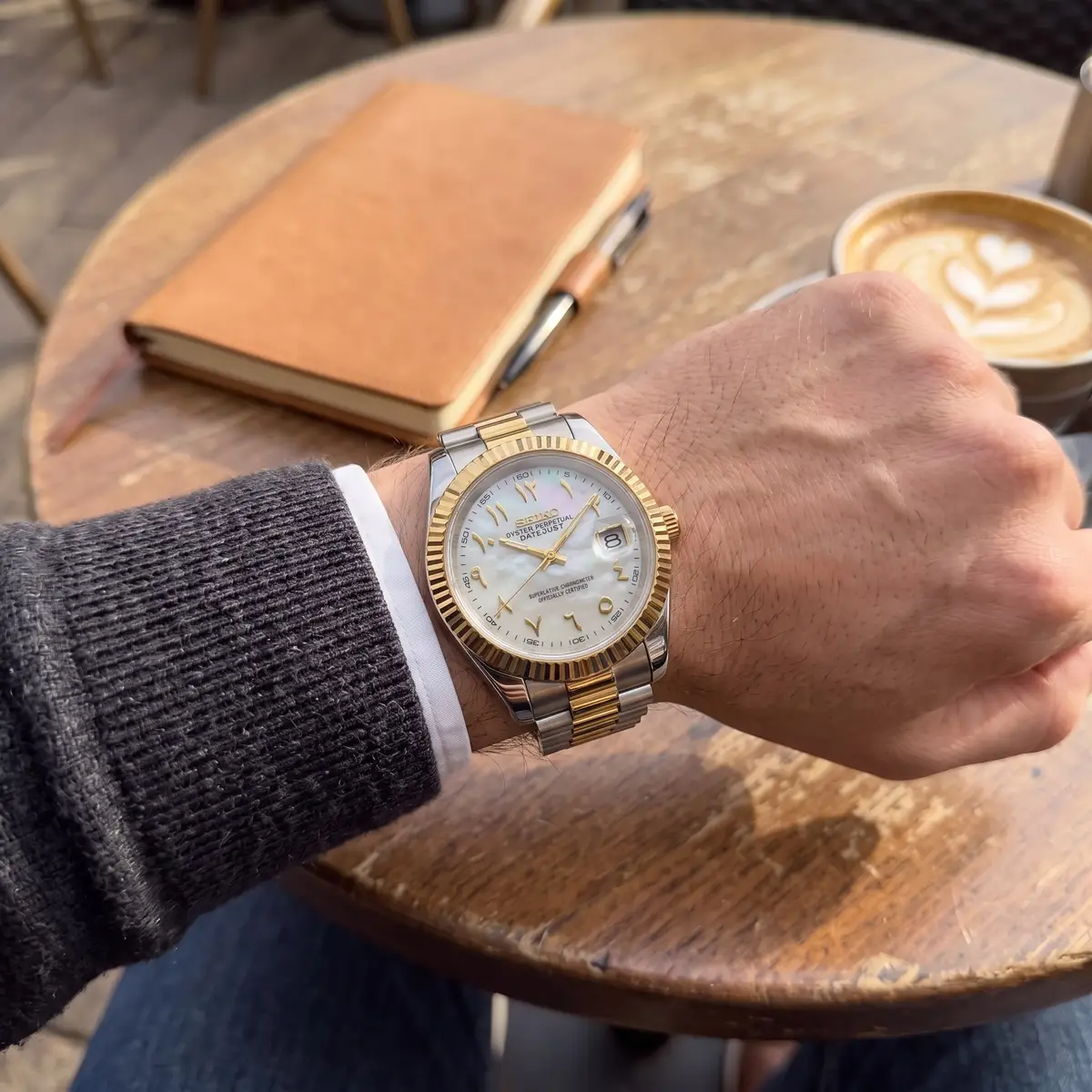 Seiko Mod Uhr CLASSIC MOD - ZWEIFARBIG GOLD ARABISCH – am Handgelenk – Wristshot – MedoMods