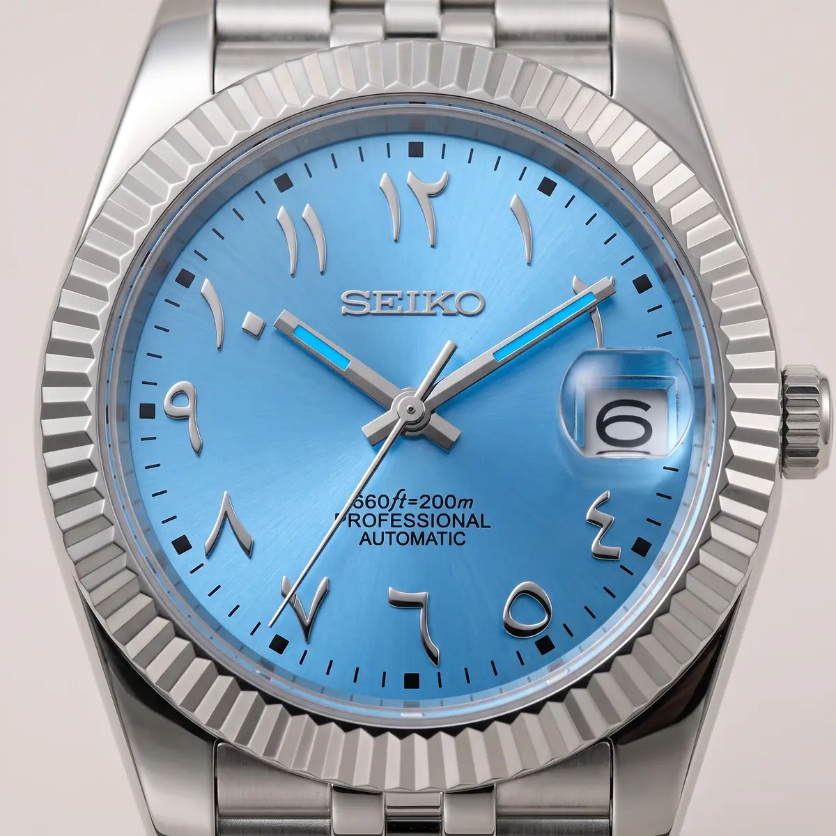 Seiko Mod Uhr DATE MOD CLASSIC MOD – BLAU, ARABISCHE ZIFFERN – Zifferblatt Nahaufnahme – MedoMods