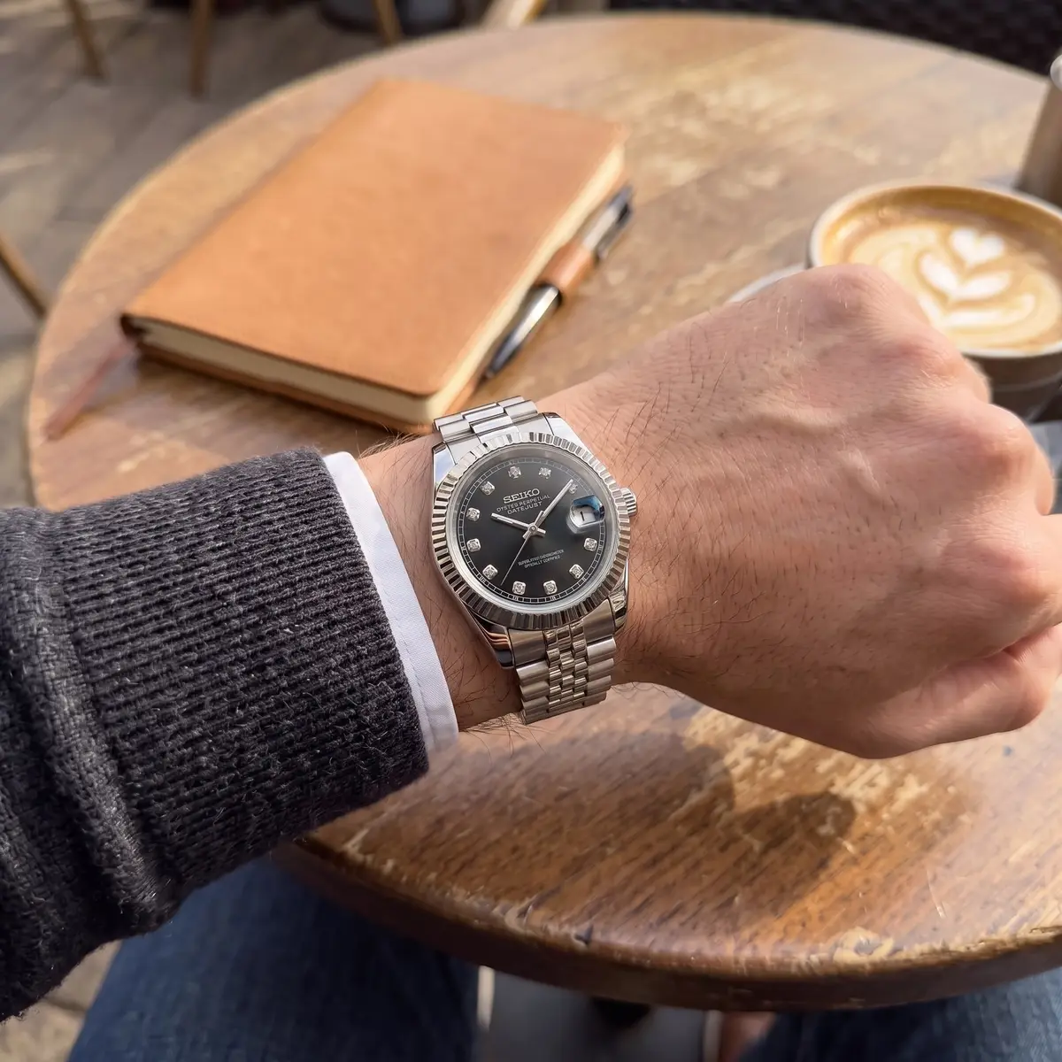 Seiko Mod Uhr DATE MOD | Stahl, schwarzes Zifferblatt – Automatik – am Handgelenk – Wristshot – MedoMods