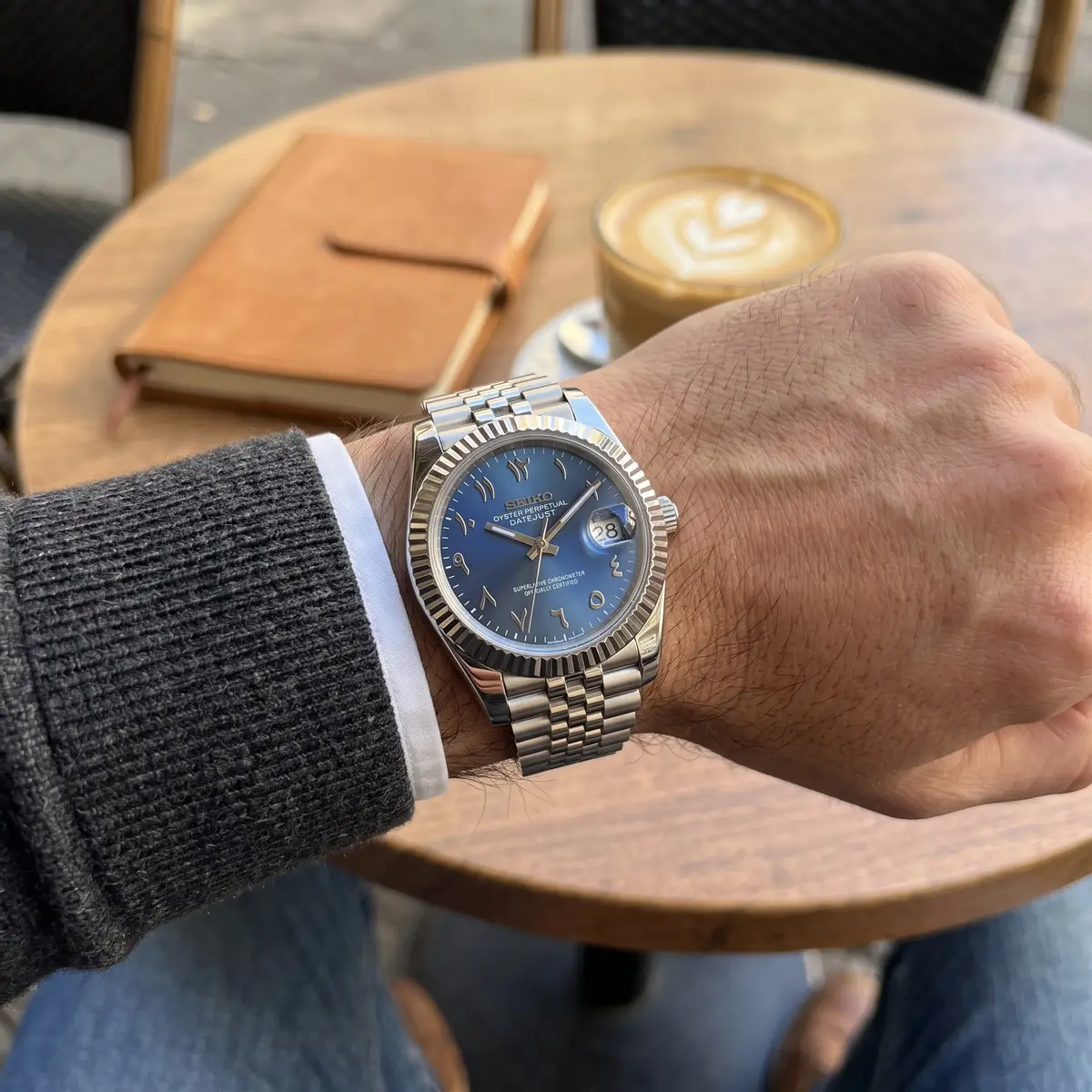 Seiko Mod Uhr DATE MOD | Stahl, blaues Zifferblatt mit arabischen Ziffern – Automatik – am Handgelenk – Wristshot – MedoMods