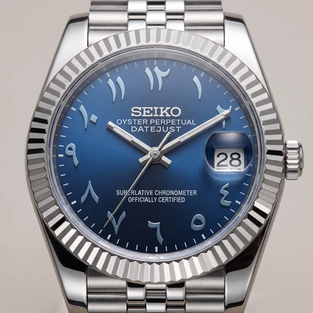 Seiko Mod Uhr DATE MOD | Stahl, blaues Zifferblatt mit arabischen Ziffern – Automatik – Zifferblatt Nahaufnahme – MedoMods