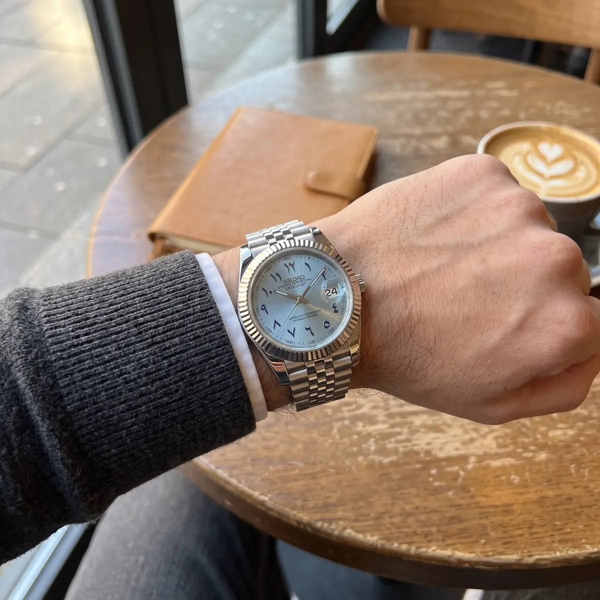 DATE MOD Seiko Mod mit eisblauem Zifferblatt und arabischen Ziffern, geriffelte Lünette, Jubilee-Armband – MedoMods