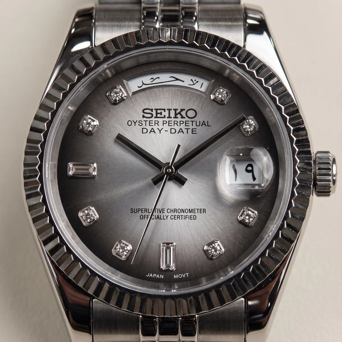 Seiko Mod Uhr DAY MOD – Graues arabisches Tagesrad •⁠ Automatik – Zifferblatt Nahaufnahme – MedoMods