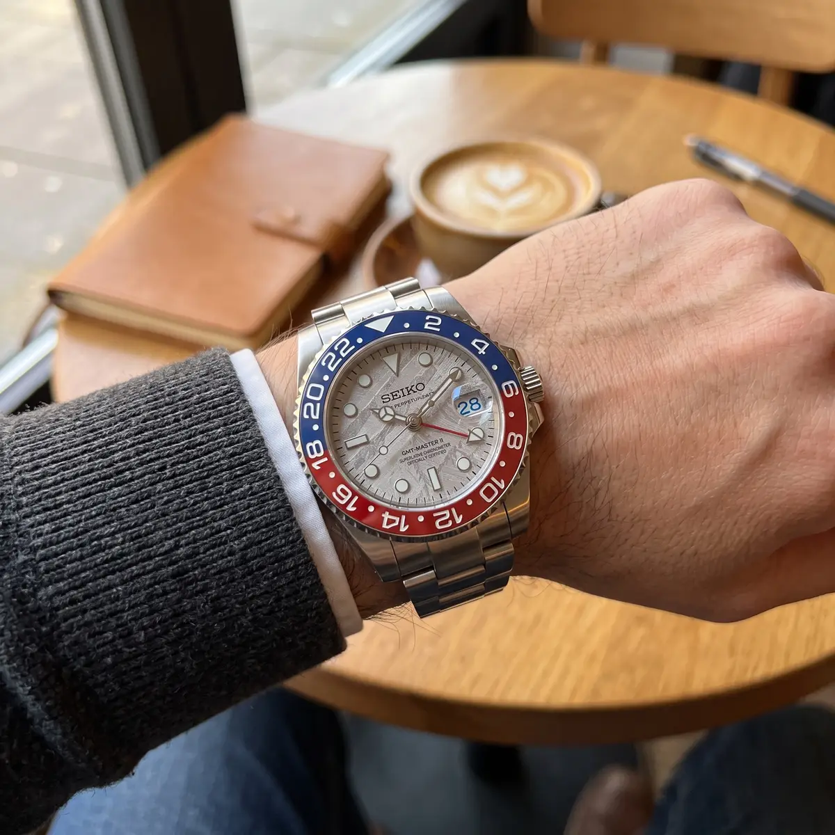 Seiko Mod Uhr GMT MOD – METEORIT – am Handgelenk – Wristshot – MedoMods