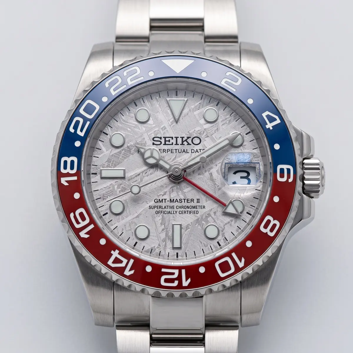 Seiko Mod Uhr GMT MOD – METEORIT – Zifferblatt Nahaufnahme – MedoMods