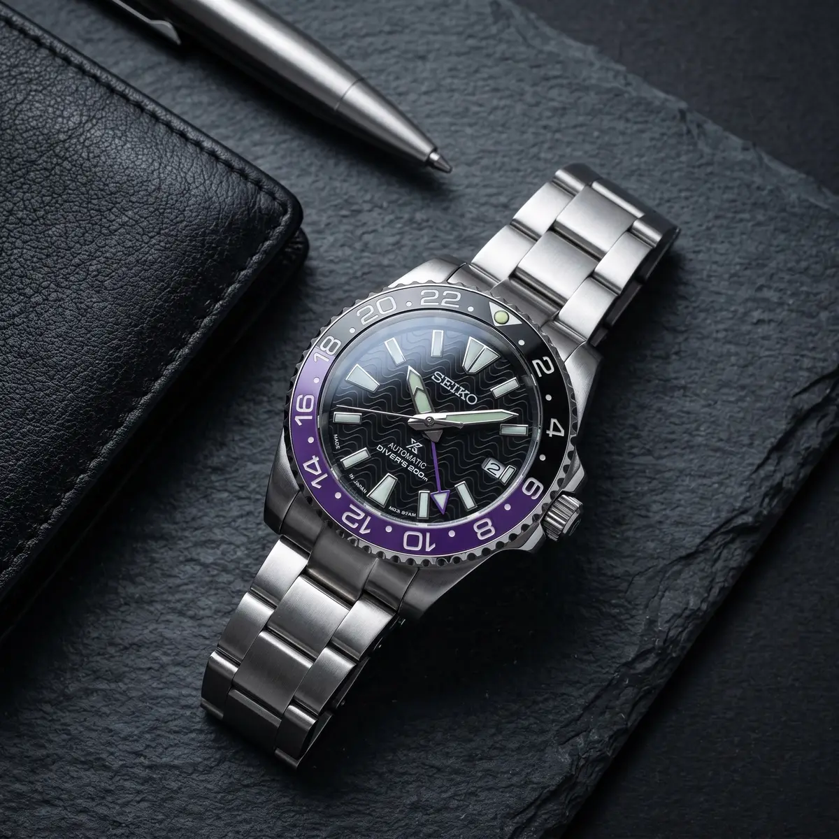 Seiko Mod Uhr GMT MOD – PURPLE JOKER – Flatlay auf Schiefer – MedoMods
