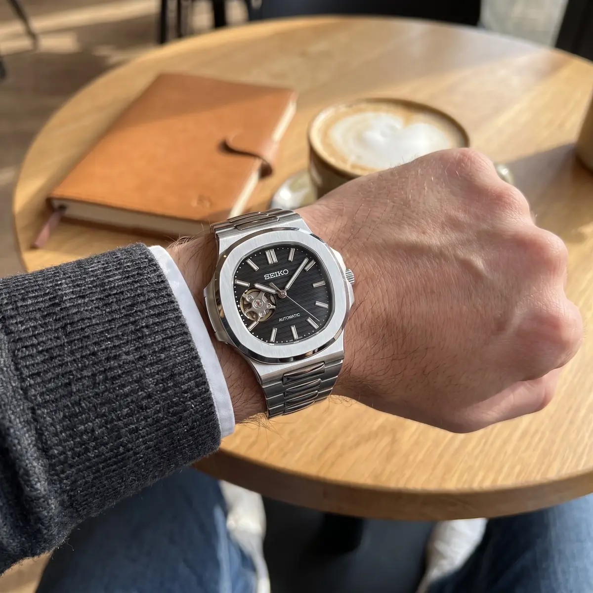 Seiko Mod Uhr NAUT MOD – SCHWARZ (OFFENES HERZ) – am Handgelenk – Wristshot – MedoMods