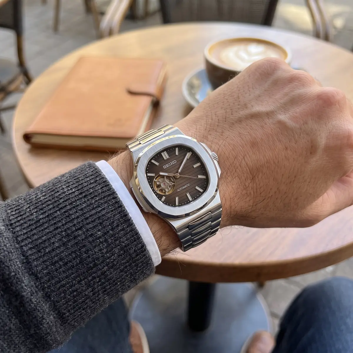 Seiko Mod Uhr NAUT MOD – BRAUN (OFFENES HERZ) – am Handgelenk – Wristshot – MedoMods