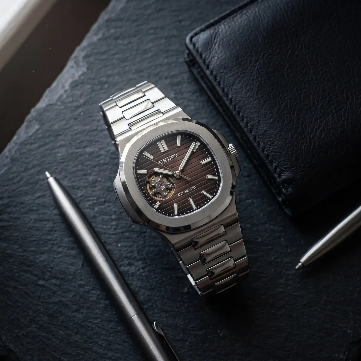 Seiko Mod Uhr NAUT MOD – BRAUN (OFFENES HERZ) – Flatlay auf Schiefer – MedoMods