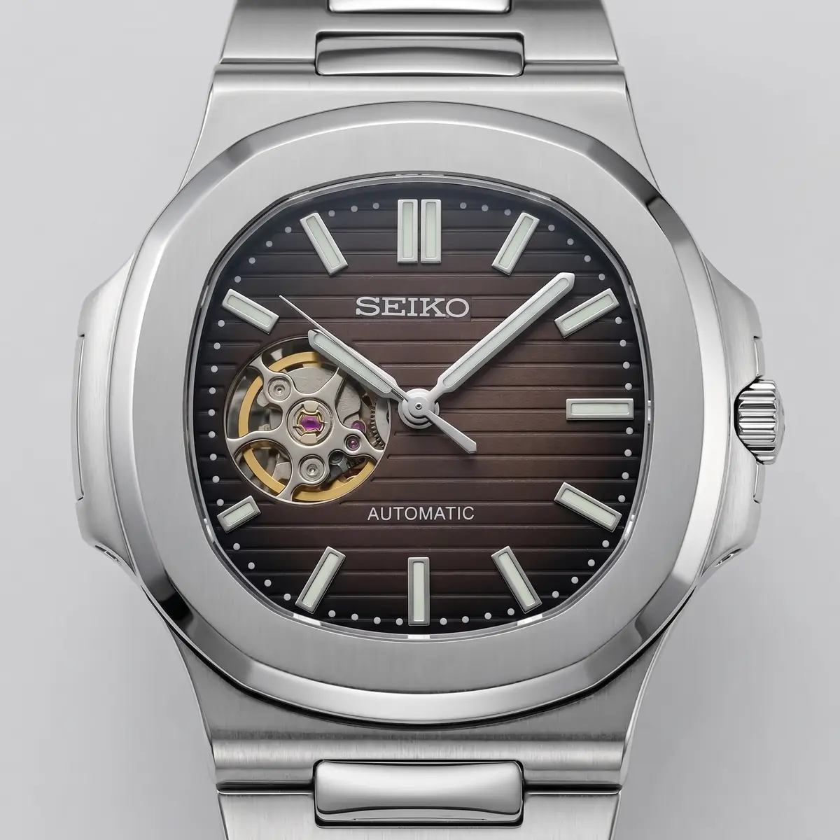Seiko Mod Uhr NAUT MOD – BRAUN (OFFENES HERZ) – Zifferblatt Nahaufnahme – MedoMods