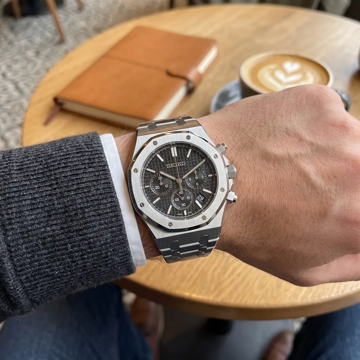 Seiko Mod Uhr OAK MOD | Chronograph – Schwarzes Zifferblatt – am Handgelenk – Wristshot – MedoMods