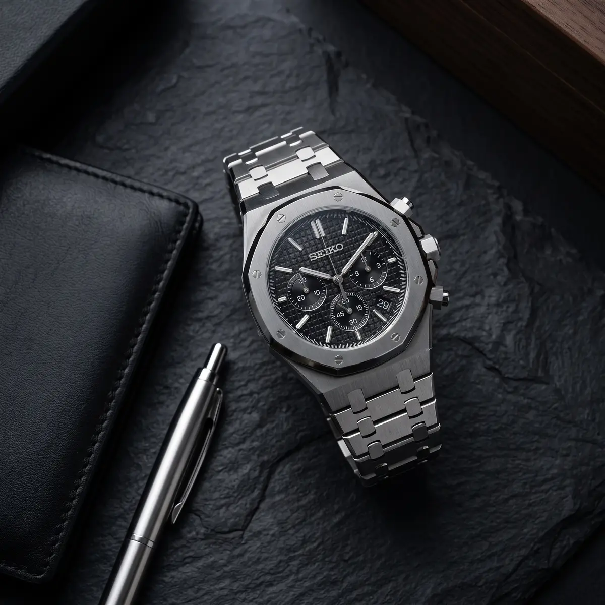 Seiko Mod Uhr OAK MOD | Chronograph – Schwarzes Zifferblatt – Flatlay auf Schiefer – MedoMods