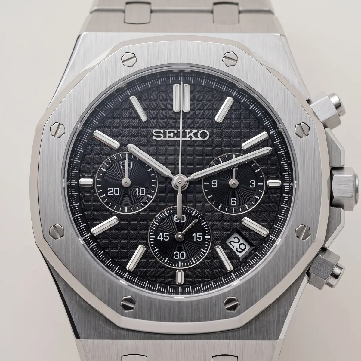 Seiko Mod Uhr OAK MOD | Chronograph – Schwarzes Zifferblatt – Zifferblatt Nahaufnahme – MedoMods