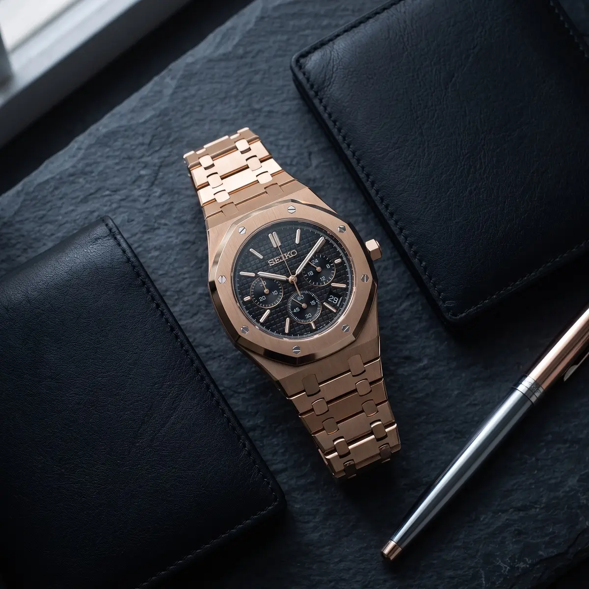 Seiko Mod Uhr OAK MOD CHRONOGRAPH – BLACK ROSE – Flatlay auf Schiefer – MedoMods