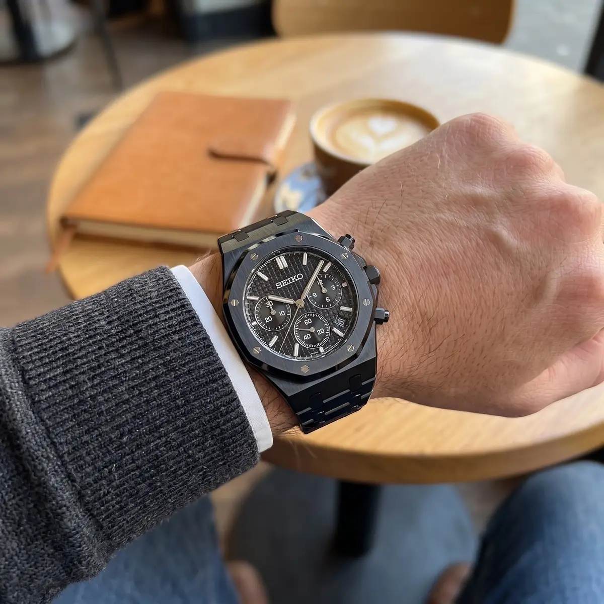 Seiko Mod Uhr OAK MOD CHRONOGRAPH – BLACKED OUT – am Handgelenk – Wristshot – MedoMods
