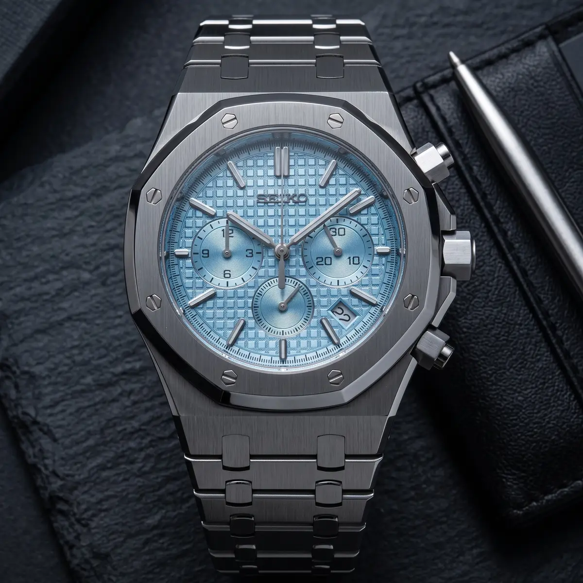 Seiko Mod Uhr OAK MOD CHRONOGRAPH – ICE BLUE – Flatlay auf Schiefer – MedoMods
