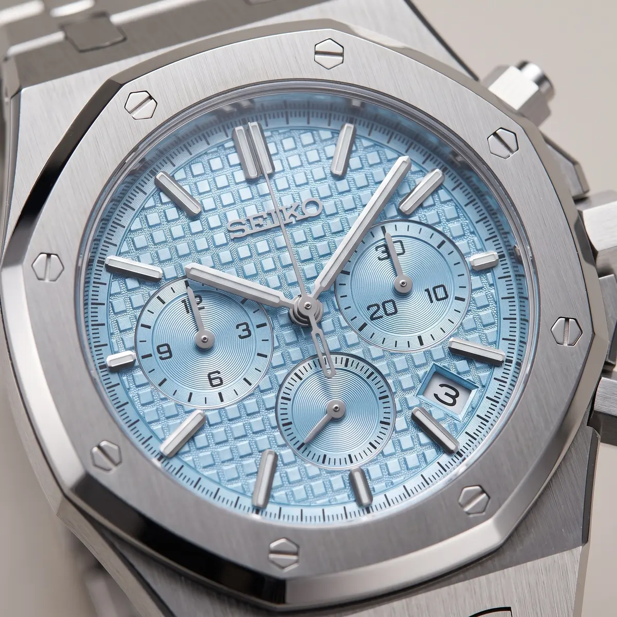 Seiko Mod Uhr OAK MOD CHRONOGRAPH – ICE BLUE – Zifferblatt Nahaufnahme – MedoMods