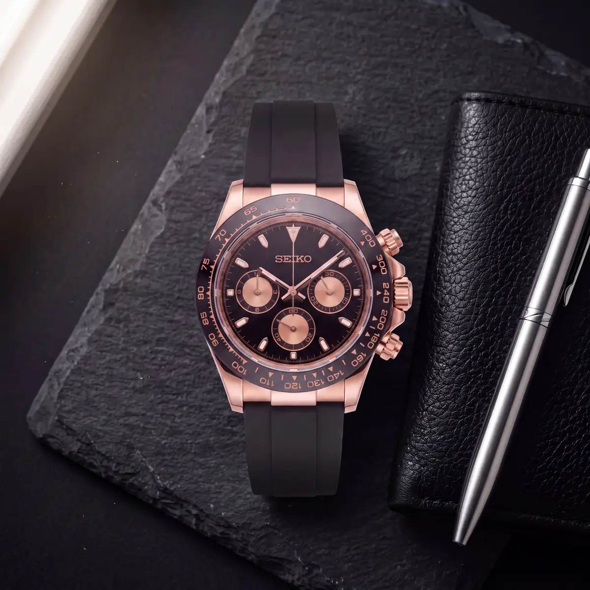 Seiko Mod Uhr TONA MOD | Roségold Schwarz – 40 mm – Flatlay auf Schiefer – MedoMods
