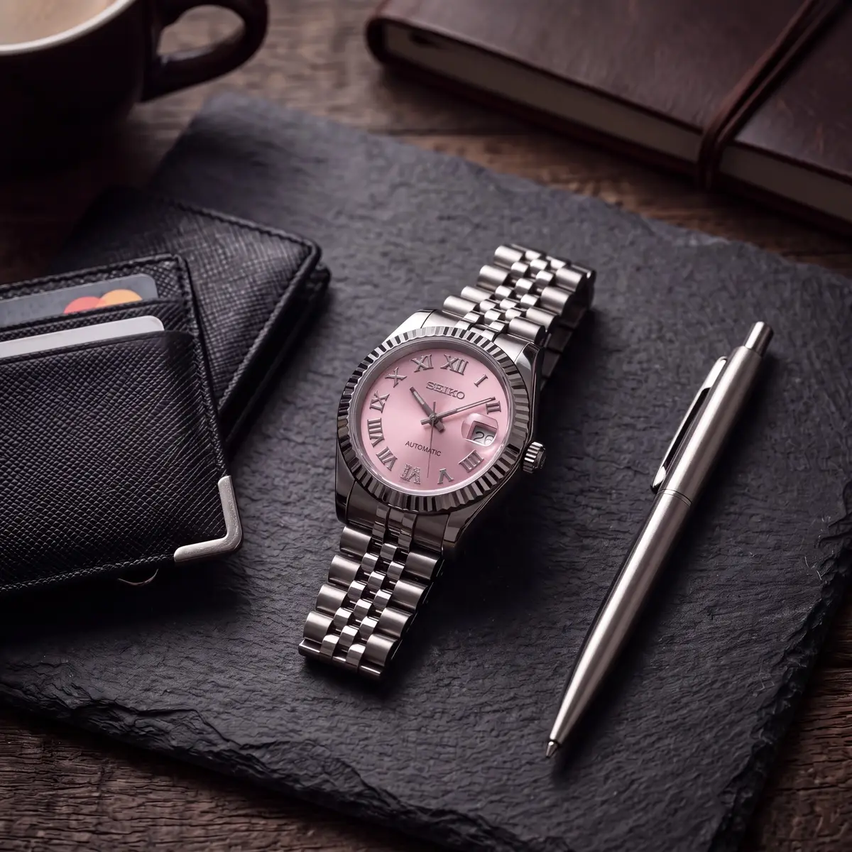 Seiko Mod Uhr DAMEN – PINK GLIMMER – Flatlay auf Schiefer – MedoMods