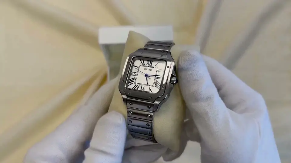 Handmontierter Seiko Mod von MedoMods in Nahaufnahme — Saphirglas, 316L-Edelstahlgehäuse, NH35-Automatikwerk.